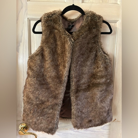 CARA New York Faux Fur Open Front Vest in Shades of Brown. One Size - Picture 2 of 6